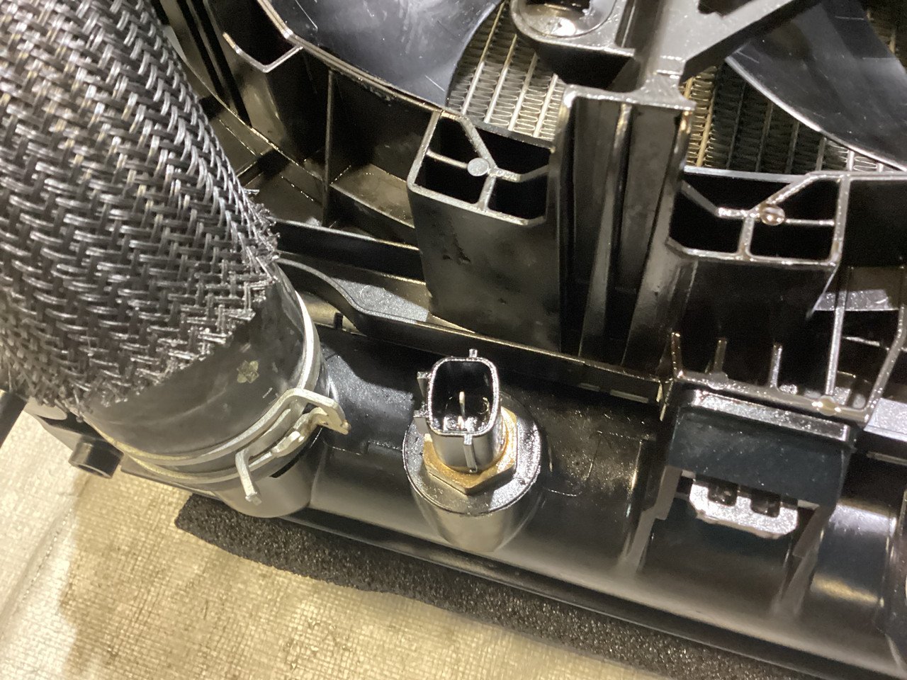 2017-2019 Infiniti Q60S Red Sport 400 OEM Radiator w/ Cooling Fan / 75K IQ604 - Image 7
