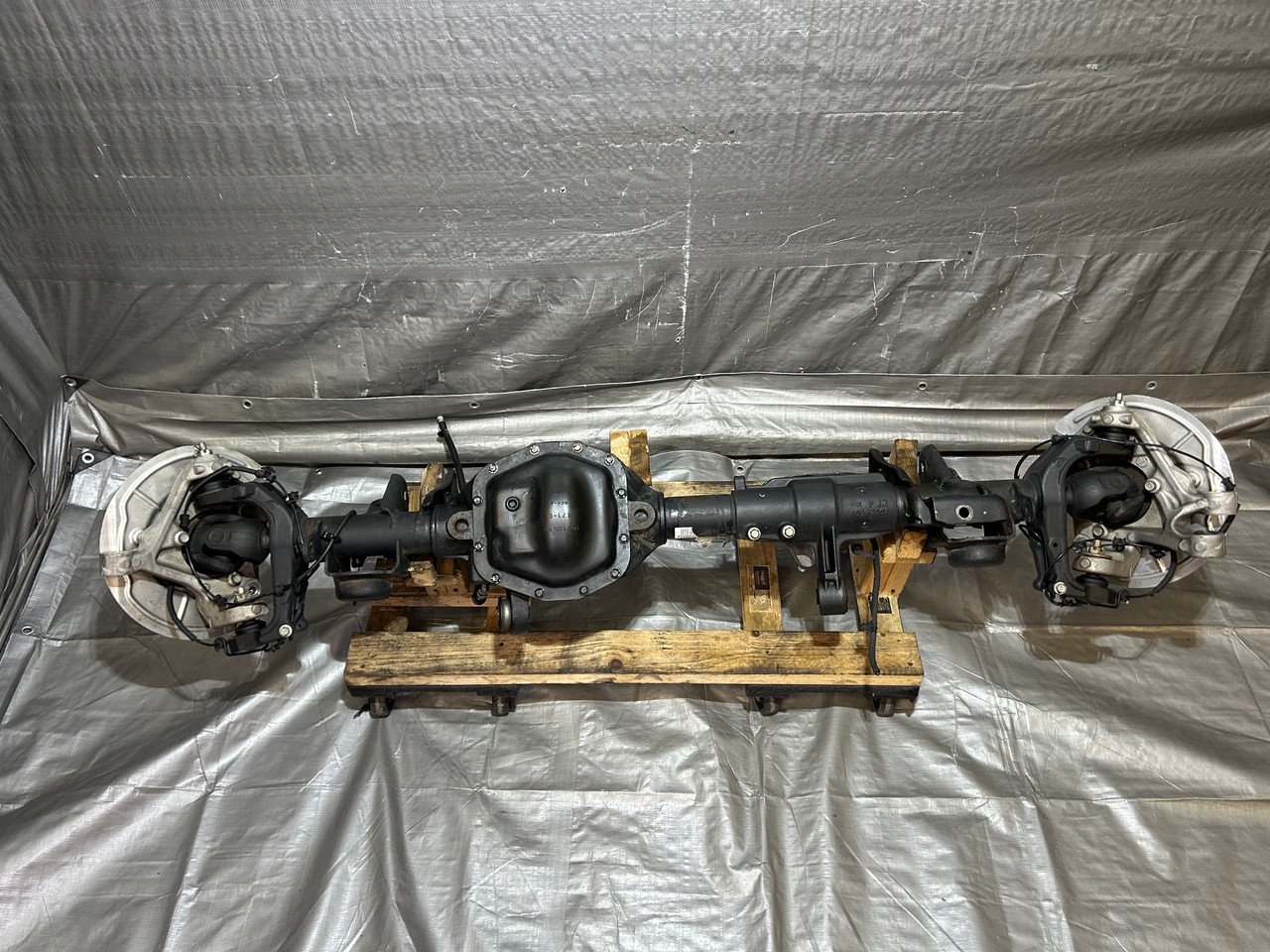 2020-2024 Jeep Gladiator JT Sport Dana M210 Wide Track Front Axle Assembly / Automatic / 4.10 / 61K JT004